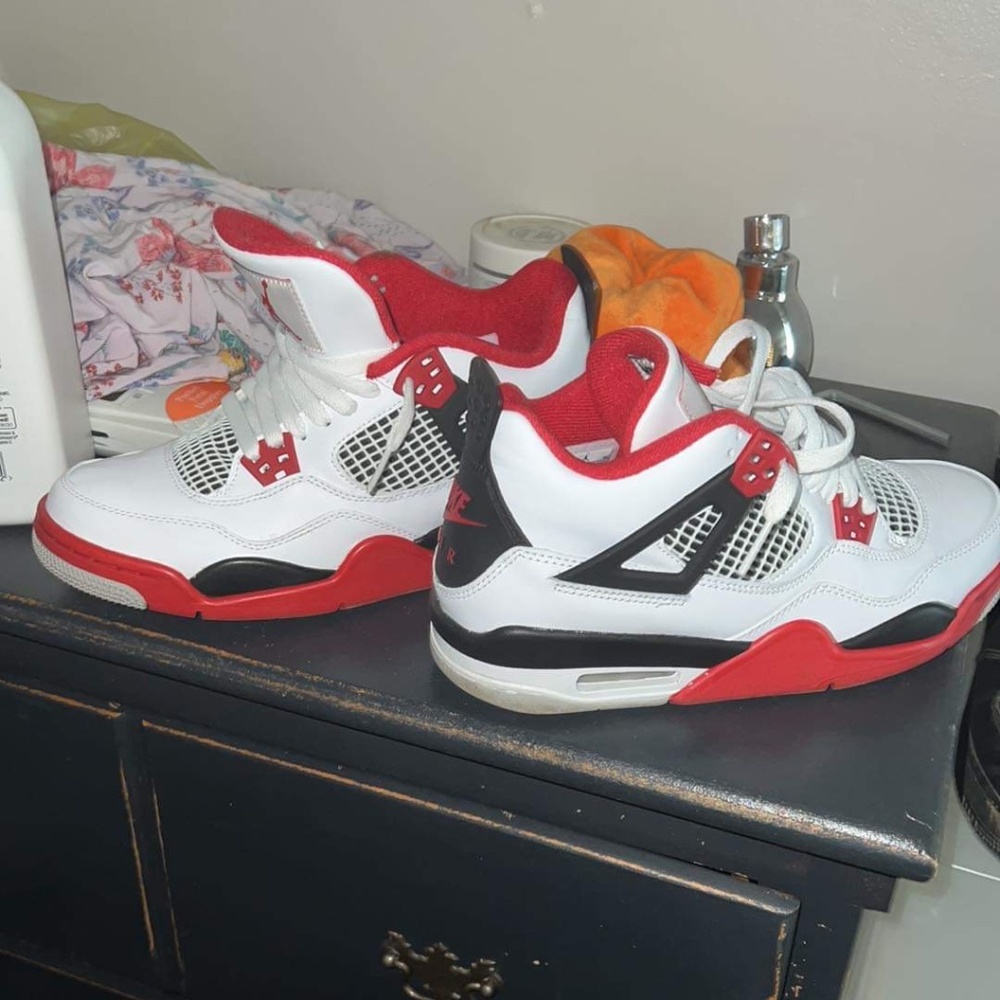 Fire red 4s - Picture 1 of 1